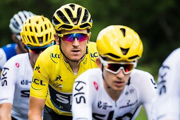 Selv om Geraint Thomas har været involveret i to styrt, har han hidtil  generelt været godt beskyttet af Sky-kollektivet, men i dag kan den gule trøje komme i fare. Foto: ASO/Alex Broadway. 
