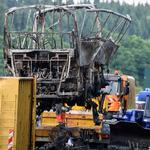 Redningsarbejderne havde travlt, da en  bus mandag udbrændte på motorvej A9 ved Münchberg i det nordlige Bayern. 