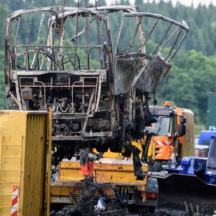 Redningsarbejderne havde travlt, da en  bus mandag udbrændte på motorvej A9 ved Münchberg i det nordlige Bayern. 