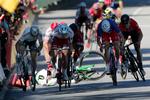 Peter Sagan helt til venstre efter han har presset Mark Cavendish ud i barrieren og siden ned i asfalten.  