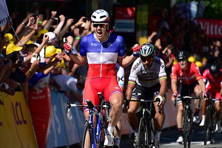 Démare Jubler, mens Sagan følger på andenpladsen for siden at blive smidt ud af løbet for sin rolle i Mark Cavendishs voldsomme styrt. Foto: ASO/Pauline Ballet. 