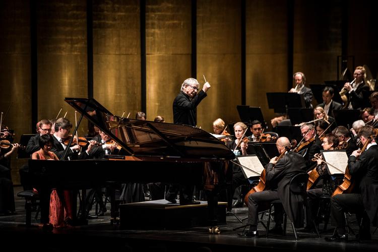 Koncert med pianist Yuja Wang og London Symphony Orchestra. I midten dirigent Michael Tilson Thomas.
   Arkivfoto Anders Rye Skjoldjensen