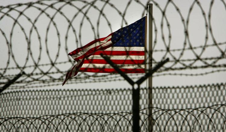 13 år har Curtis Dawkins indtil videre afsonet af den livstidsdom, som han fik for at slå en mand i ihjel i 2004. I går udgav den morddømte sin første bog 'The Graybar Hotel'. 