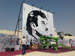En kæmpe billede af Qatars leder, sheikh Tamim bin Hamad Al Thani, er stillet op i hovedstaden Doha. På billedet skriver lokale indbyggere  støtteerklæringer til emiren.  