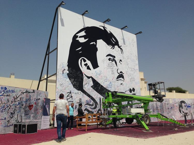 En kæmpe billede af Qatars leder, sheikh Tamim bin Hamad Al Thani, er stillet op i hovedstaden Doha. På billedet skriver lokale indbyggere  støtteerklæringer til emiren.  