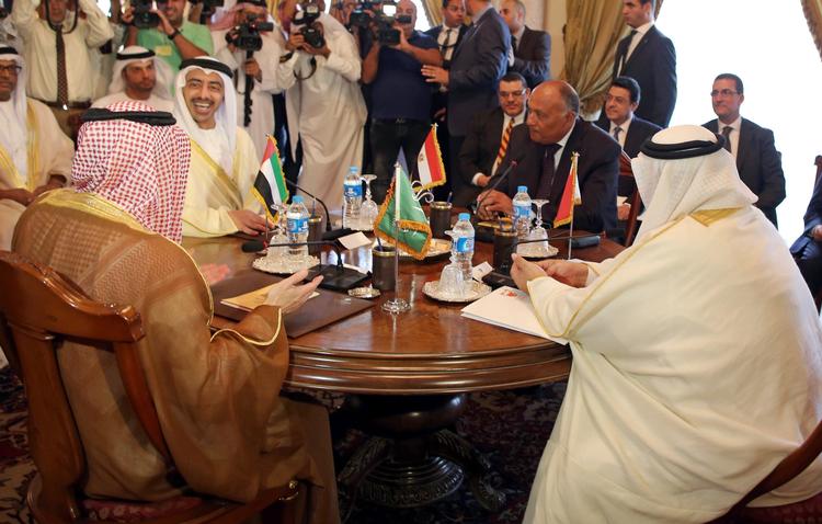 Udenrigsministrene fra fire arabiske lande mødtes i dag i Kairo for at diskutere den verserende konflikt mellem landene og Qatar. Fra venstre mod højre: Saudi-Arabiens udenrigsminister Adel al-Jubeir, De Forenede Arabiske Emiraters udenrigsminister Abdullah bin Zayed al-Nahyan, Egyptens udenrigsminister Sameh Shoukry, og Bahrains udenrigsminister Khalid bin Ahmed al-Khalifa. 