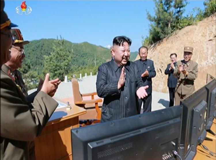 Kim Jong-un smilede stort efter opsendelsen af missilet natten til tirsdasg. Han bad sine eksperter om »jævnligt at sende store og små gaver til yankee'erne«. 