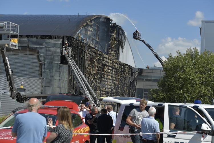 Brandmændene brugte lang tid på at pøse en masse vand på flammerne i Gigantium, og først i morgen vil man have et overblik over, hvor store skaderne er.  