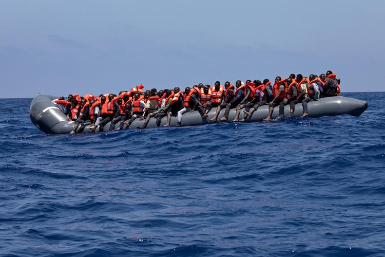 Det er dem de snakker om nede i EU. Flygtningene. I de 10 meter lange gummibåde, nogle af dem krydser Middelhavet i, er der typisk omkring 150 mennesker.
   