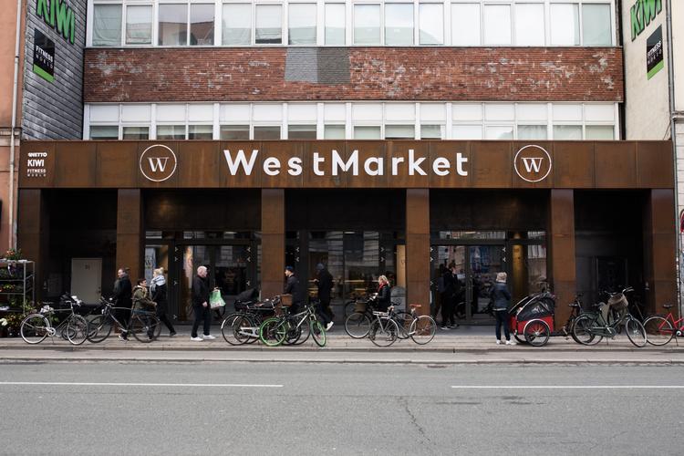 WestMarket har haft begyndervanskeligheder, siden de åbnede i begyndelsen af 2017. Men nu har de skiftet ud i ledelsen og fået et tocifret millionbeløb.  