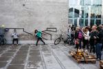 'Tape Riot' er bare en af mange danse- og performanceværker, som opføres i Københavns gader som en del af kunstfestivalen Metropolis.  