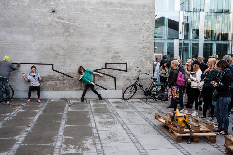 'Tape Riot' er bare en af mange danse- og performanceværker, som opføres i Københavns gader som en del af kunstfestivalen Metropolis.  