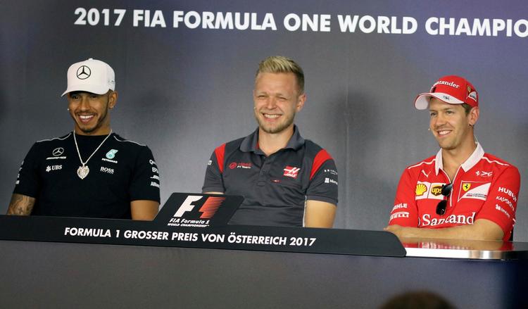 Kevin Magnussen var kommet i fint selskab mellem Lewis Hamilton (tv.) og Sebastian Vettel. 