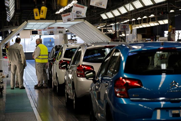 Franske arbejdere på PSA Peugeot Citroens fabrik i Aulnay-sous-Bois nord for Paris.  