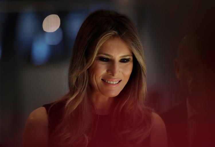 Melania Trump følger sin mand, Donald Trump, på rundturen i Europa. 