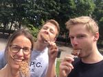 Chokolade, frugt, fløde og kageknas. Det lyder voldsomt, men fungerer overraskende godt, så den får fem! 