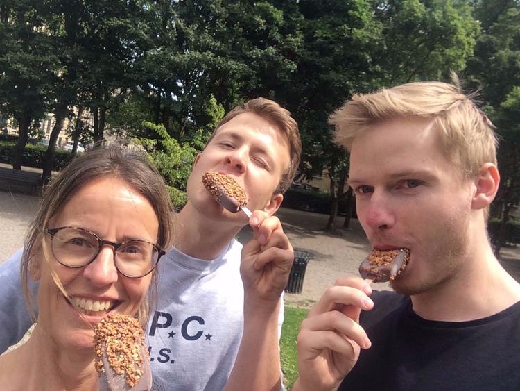 Chokolade, frugt, fløde og kageknas. Det lyder voldsomt, men fungerer overraskende godt, så den får fem! 