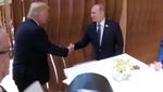 Dette billede taget fra en video foreviger USA's præsident Donald Trump, som giver hånden til den russiske præsident Vladimir Putin under G20 topmødet i Hamburg. 