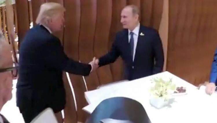 Dette billede taget fra en video foreviger USA's præsident Donald Trump, som giver hånden til den russiske præsident Vladimir Putin under G20 topmødet i Hamburg. 