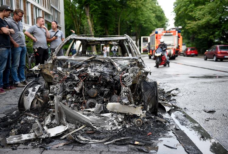 Adskillige biler er blevet stukket i brand i Hamburg det seneste døgn. 