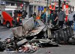 I tre timer måtte beboere i kvarteret Schanzenviertel vente på politiet, mens bøller lavede brændende barrikader og plyndrede butikker.  
