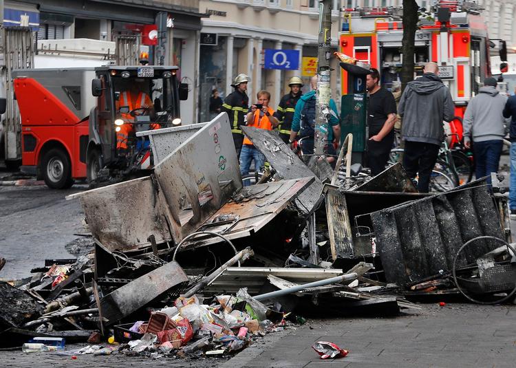 I tre timer måtte beboere i kvarteret Schanzenviertel vente på politiet, mens bøller lavede brændende barrikader og plyndrede butikker.  