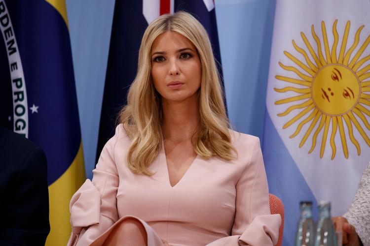 Donald Trumps datter, Ivanka Trump, giver på Twitter sin støtte til Oprah Winfreys tale om, at tiden er løbet ud for tyranner og brutale, magtfulde mænd. Donald Trump har flere beskyldninger om sexkrænkelser rettet mod sig. Derfor bliver der ikke ligefrem jublet i kommentarsporene over  præsidentdatterens tweet. 