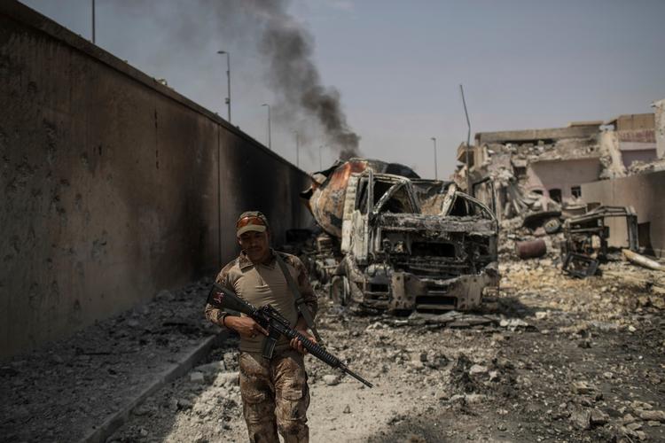 En irakisk soldat går ned af de ødelagte gader i den gamle bydel i Mosul. 
 
