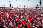 Oppositionslederen Kemal Kilicdaroglu blev mødt af tusindvis af demonstranter ved enden af sin 425 kilometer lange march for retfærdighed i Istanbul søndag aften.  