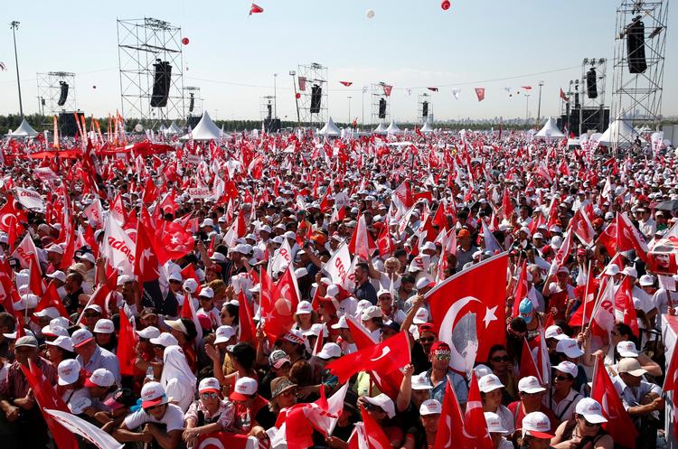 Oppositionslederen Kemal Kilicdaroglu blev mødt af tusindvis af demonstranter ved enden af sin 425 kilometer lange march for retfærdighed i Istanbul søndag aften.  