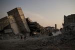 Den gamle bydel i det vestlige Mosul med de mest snævre gader er visse steder nærmest blevet jævnet med jorden af regeringshæren og koalition. Ingen ved, hvor mange civile der omkom i ruinerne.
   
   