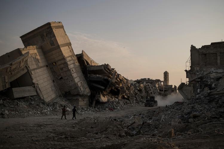 Den gamle bydel i det vestlige Mosul med de mest snævre gader er visse steder nærmest blevet jævnet med jorden af regeringshæren og koalition. Ingen ved, hvor mange civile der omkom i ruinerne.
   
   