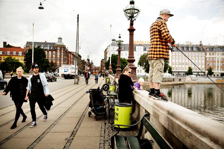 Oliver fra Solrød fisker i søerne i København, hvilket er ulovligt. Men der er faktisk en del steder i hovedstaden, hvor man kan fange sin egen aftensmad med krog og line. 
   