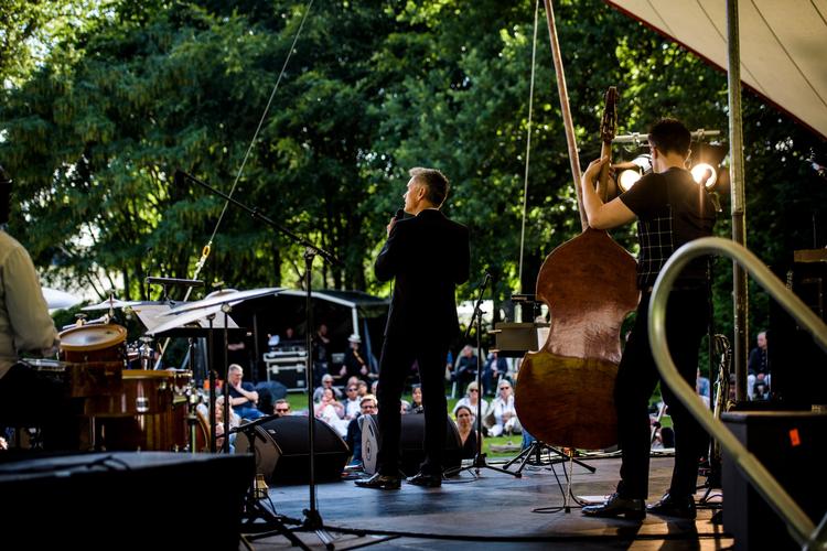 På Copenhagen Jazz Festival kan man opleve store navne i dyre sale, men man kan også vælge at cykle rundt til forskellige pladser og mindre spillesteder for at nyde god jazz og herlig stemning. 