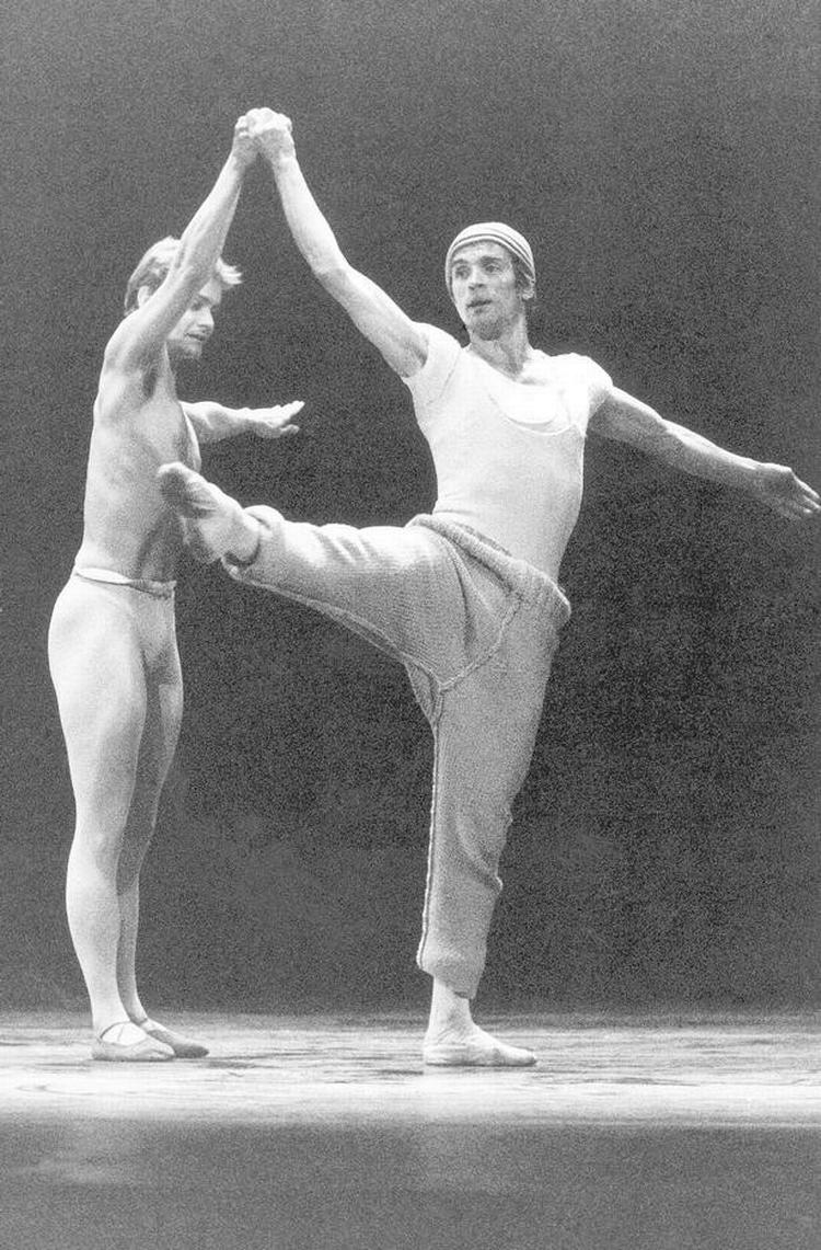 Rudolf Nurejev flygtede fra Sovjetunionen i 1961. Han blev siden chef for Parisoperaen i den franske hovedstad.  
