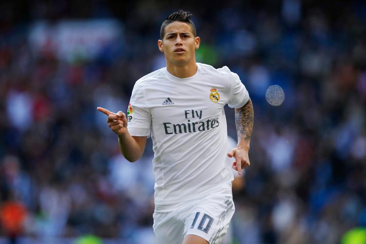James Rodriguez skifter Real Madrids hvide dragt ud med Bayerns røde trøje. 