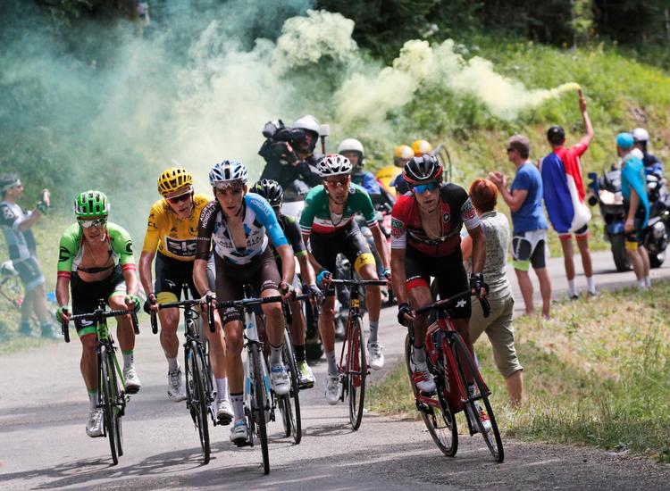Romain Bardet (nr. 2 f.v.) er foreløbig på 3. pladsen i Tour de 
France, men Kim Andersen tror, franskmanden vinder løbet på et tidspunkt. 

 