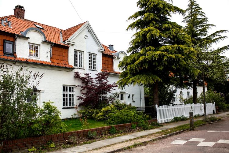 I boligkvarteret Den Hvide By på Frederiksberg kan boligejerne godt regne med, at grundskylden stiger markant næste år. 
