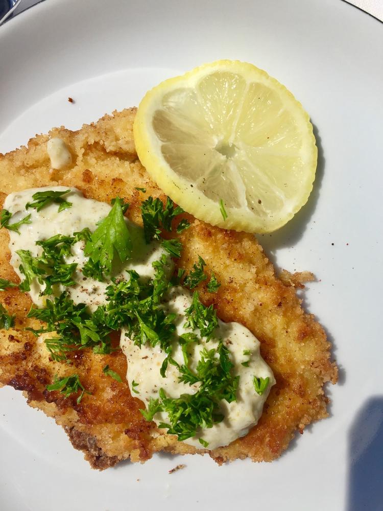Nystegt fiskefilet, nybagt rugbrød og nylavet remoulade. Ja, det smager godt! Foto: Mette Mølbak 