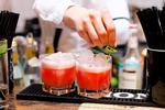 På Det Bar Træls serverer de cocktails eller 'flydende kærlighed', som jyderne bag baren kalder det.  
