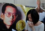 Både toppolitikere og almindelige borgere har kæmpet for at få Liu Xiaobo løsladt. Her et protest i Hongkong for nylig. 