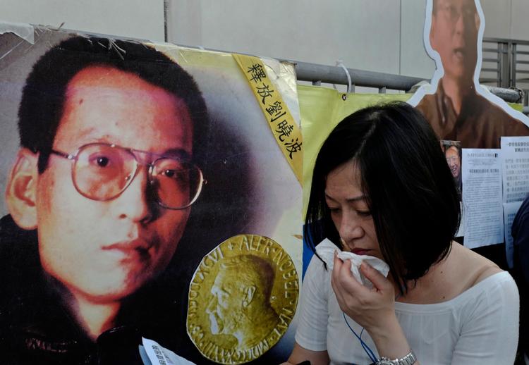Både toppolitikere og almindelige borgere har kæmpet for at få Liu Xiaobo løsladt. Her et protest i Hongkong for nylig. 