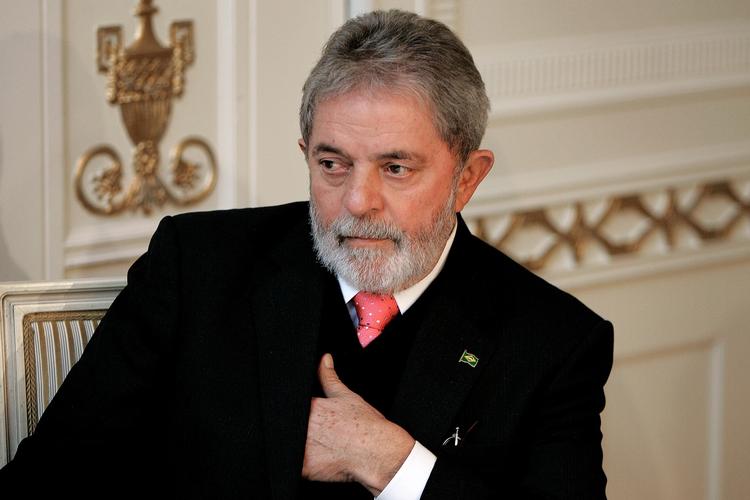 Brasiliens tidligere præsident Lula da Silva er blevet idømt ni års fængsel for korruption og hvidvask.  