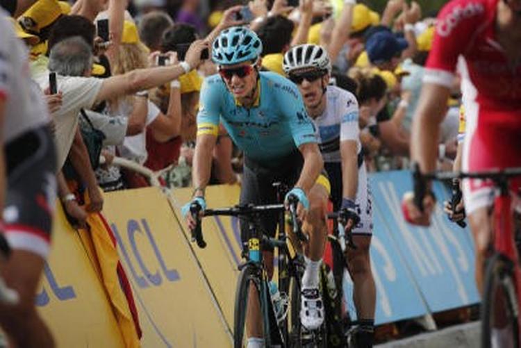 Jakob Fuglsang når til vejs ende på dagens strabadser med bekymret mine efter styrt. 