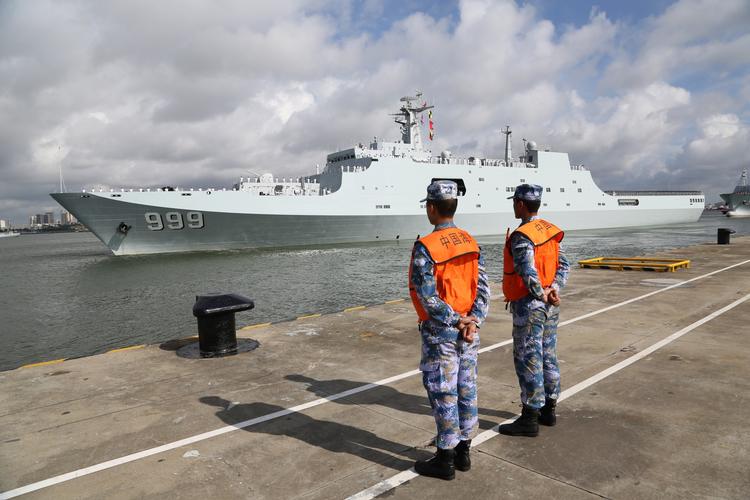 Et skib bemandet med kinesiske tropper sejler ud fra en havn i Zhanjiang i den sykinesiske provins Guangdong.
    In this Tuesday, July 11, 2017, photo released by China's Xinhua News Agency, a ship carrying Chinese military personnel departs a port in Zhanjiang, south China's Guangdong Province. China on Tuesday dispatched members of its People's Liberation Army to the Horn of Africa nation of Djibouti to man the rising Asian giant's first overseas military base, a key part of a wide-ranging expansion of the role of China's armed forces. (Wu Dengfeng/Xinhua News Agencyvia AP)
   