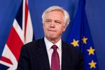 Den britiske brexitminister, David Davis, siger, at han vil »arbejde med alle« for at lovforslaget bliver en succes. 