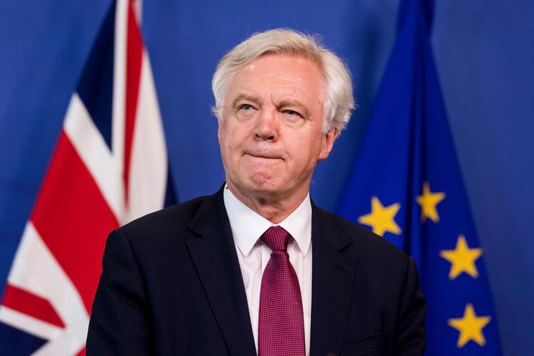 Den britiske brexitminister, David Davis, siger, at han vil »arbejde med alle« for at lovforslaget bliver en succes. 