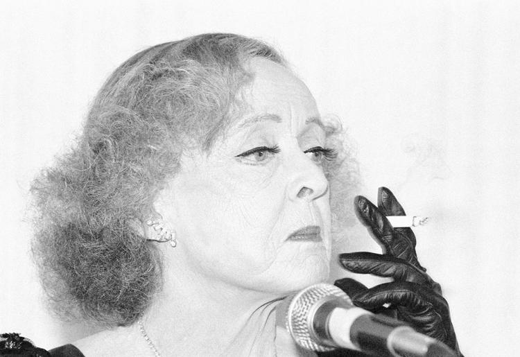 Bette Davis, her i 1982, var aldrig bleg for at hive en cigaret op af hylsteret.  