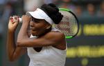 Venus Williams returnerer til Johanna Konta på vej mod sejren i semifinalen. 