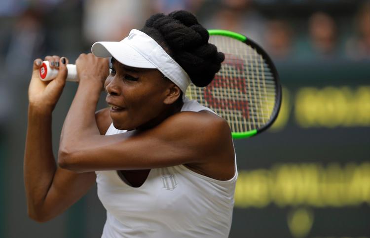 Venus Williams returnerer til Johanna Konta på vej mod sejren i semifinalen. 
